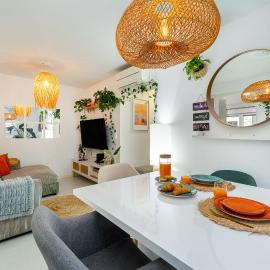Modern 2BR Apt Balcony AC 15 Min to Cascais