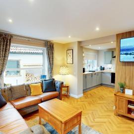 Kestrel Lodge - hot tub , sauna, EV and bike storage, hotel in Aviemore