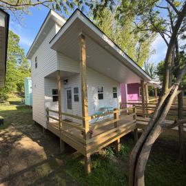 Euro Style Tiny Home with Deck，開普吉拉多的飯店