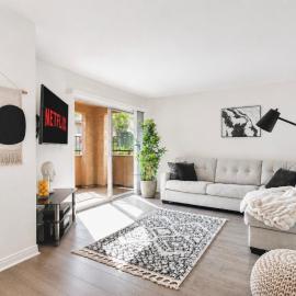 Stylish 1BR with KING Bed, Pool, Jacuzzi & Gym, Free Parking, Near UCSD