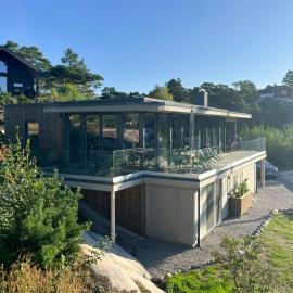 Modern Cottage Near The Beach On Nordre Karlsøy