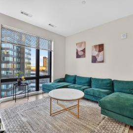 Spacious & Modern 2BR 2BA unit in assembly square, hotel v destinácii Somerville