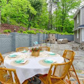 Walk to Main St! 4-Acre Family Escape in London, hotel u gradu London