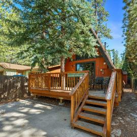 A-Frame Delight - A cute little cabin and stones throw away from Big Bear Snow Play, hotel v mestu Big Bear City