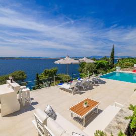 Villa Empress, hotel i Dramalj