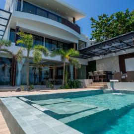 Villa Magdalena - 7BR - Oceanfront with Heated Pool, hotel in Cancún