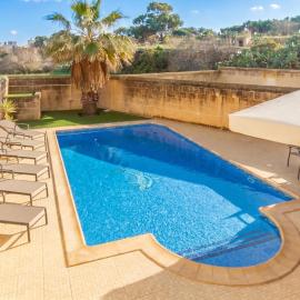 Centre Island Gozitan Farmhouse & Pool - Happy Rentals, hotel u gradu 'Kerċem'
