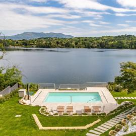 Luxury Villa, swimming pool, private beach, sleeps 8, By Guestaly, hotel em Comabbio