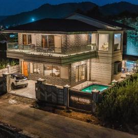 Paradise Villa Lonavla - 6BHK with Heated Pool and Turf, ξενοδοχείο σε Lonavala