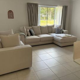 4 Bedroom House only 10 mins walk to the beach, готель у місті Рейнбоу-Біч