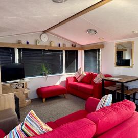 Family-Friendly 3-Bed Caravan Recently Renovated on Seven Bays Holiday Park, Padstow, hotel in Saint Merryn
