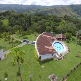 Casa Merak Villa privada con piscina y naturaleza en Oiba, hotelli kohteessa Oiba