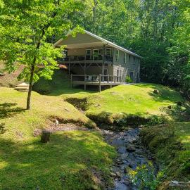 Creekside Cabin in Franklin ~ 8 Mi to Downtown!