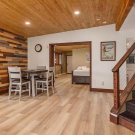 Residential Area Ski Chalet by Creek - Sleeps 6: Girdwood şehrinde bir otel