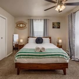 Historic Downtown Deco Queen Studio، فندق في أنكوراج