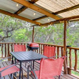 Cedar Falls Cabin: Nestled by Honey Creek, hotel Davisban