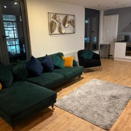 Rooftop 2 Bed Penthouse, Hot Tub, Wrapped Balcony, Free Parking, Train Station Location by Opulent Stays, hôtel à Derby