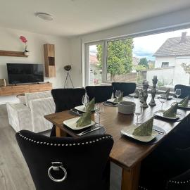 10 min von Legoland entfernter Familienhaus, Moderne ca 100m2 große Wohnung mit Whirlpool, NETFLIX, WLAN, großer Garten, fürs erste Frühstück gefüllter Kühlschrank, wunderschöne Terrasse, privater Parkplatz My Luxury Apartments