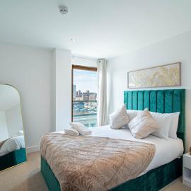 Premium 2-Bed Apartment at Leeds Dock with Balcony, hotell sihtkohas Hunslet