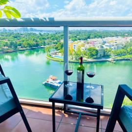 Ocean & Bay Views 2BR 2BA Beach Condo! Parking, hotel i Miami Beach
