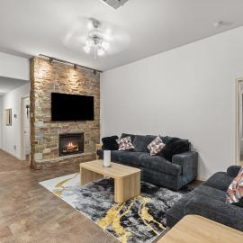 Cozy Stylish Retreat with Porch Swing Near Houston, hotell i Richmond