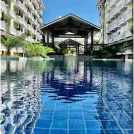 212B Amani Grand Resort Residences near Mactan Airport with pool, gym, wifi, netflix, hotel in Pusok