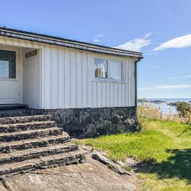 Nice Home In Kolbjørnsvik With House Sea View, ξενοδοχείο σε Kolbjørnsvik