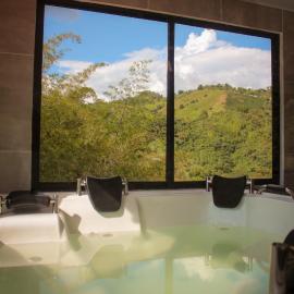 Casa de lujo con Jacuzzi privado para parejas, hotel in Vergara