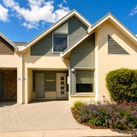 Spring in Style at Coastal Elegance, hotel in Broadwater