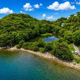 Large Beachfront Island Villa Sleeps 12 Ideal for Groups, hotel v destinaci Bizen