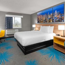 Days Inn by Wyndham Waukegan Great Lakes-Free Breakfast and Naval Base Shuttle, hotel di Waukegan