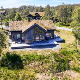 11 person holiday home in Hornnes, hotelli kohteessa Hornnes