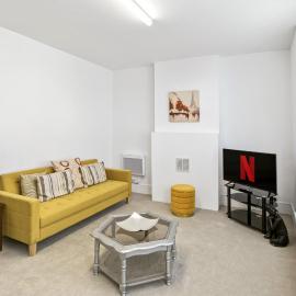 3 bedroom flat , Short London Commute , Fast Wi-Fi & Easy Enfield High-Street access