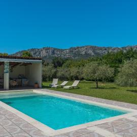 Gite Provençal face au Luberon、Mérindolのホテル