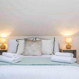 The Hale Abode- 1 Bed Gated Parking & Close to Man Airport