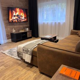 Stylish Norfolk Lodge with Private Hot Tub، فندق في Cawston