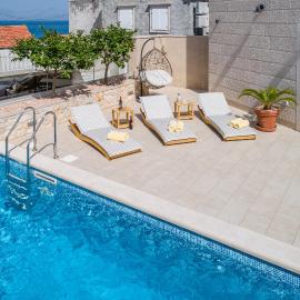 VILLA STONE PEARL SUTIVAN - exceptional luxury new three-room villa - private pool and jacuzzi - perfect location right next to the town center and the beach - secured parking space, ξενοδοχείο σε Sutivan