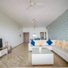 Modern 2BHK Apartment in Panjim with Sea View & Pool Access, hotel in Dona Paula