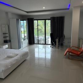 Sleek Modern Studio in Rawai, Phuket, hotel in Ban Saiyuan (1)