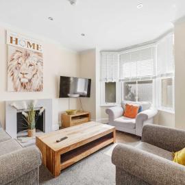 Peaceful 4-Bed Home in Aylesbury, hotel in Aylesbury