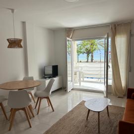 Right on the beach, hotel u gradu 'Cubelles'