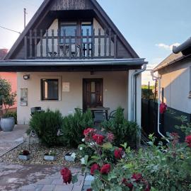 Tücsi lak, Hotel in Szigetszentmárton