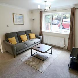 Bracknell 2 Bed Apartment with Parking