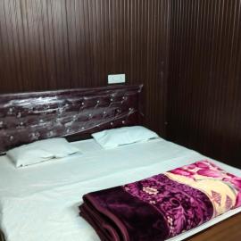 Hotel Navdurge and restorent Cafe, hotel din Chamoli