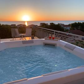 Villa Admare - LUX - minipiscina Spa vista mare - Spiaggia inclusa, hotel in Numana