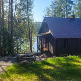 Private Dock & Beach! Lakefront, Fire Pit, Boats, hótel í Chestertown