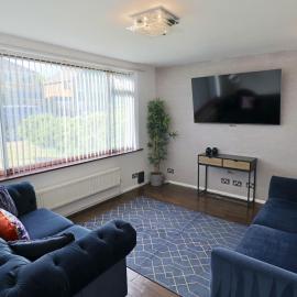 3 Bed Home with Driveway in Ascot, hotel i Ascot