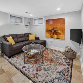 Crestwood Manor - An urban oasis with free parking