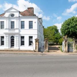 Luxury 3BR Home In Woburn | Free Parking, viešbutis mieste Voburnas