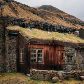Hjá Lambasímun - driftwood cottage with a soul, hotel in Hellur